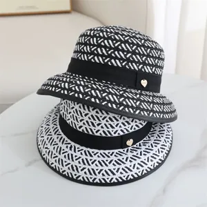Chapeau cloche tissé noir et blanc pour femmes, détail élégant de chapeau de paille d'été.