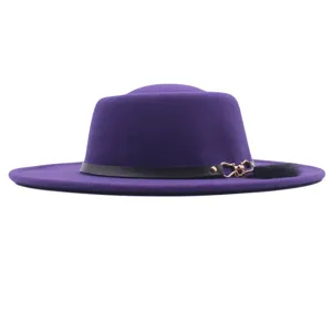 Lila Schlapphut Fedora mit schwarzem Lederband und Metalldetail für Damen im Herbst und Winter.