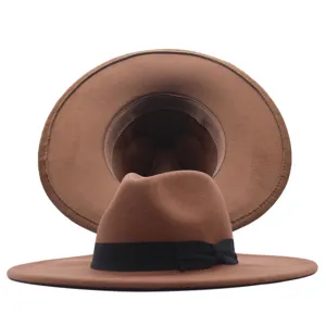 Eleganter brauner Woll-Fedora-Hut mit schwarzem Band, klassischer breiter Winterhut chic.