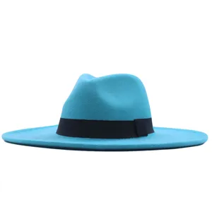 Detailansicht des türkisfarbenen Wollfilz Fedora Hutes mit breiter Krempe und schwarzem Band.