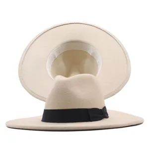 Breitkrempiger Woll Fedora Hut fuer Damen, eleganter beiger Winter Jazz Hut mit schwarzem Band.
