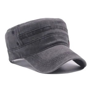 Berretto militare piatto uomo in cotone lavato dettaglio, grigio scuro casual.
