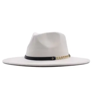 Detailaufnahme des weißen Woll-Fedora-Huts mit schickem schwarzen Band und Goldkettendetail.