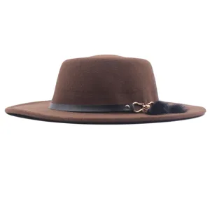 Detailaufnahme des braunen Woll-Fedora-Hutes mit schwarzem Ledergürtel und Metallschnalle.