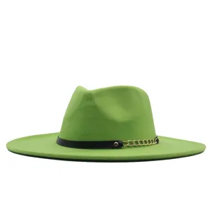 Detailansicht des grünen Woll-Fedora-Hutes mit schickem Lederriemen und goldener Kette.