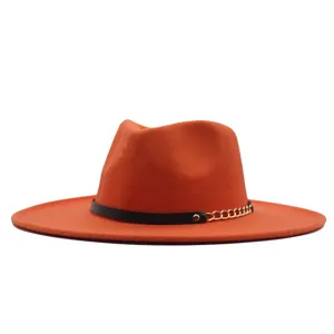 Detailaufnahme des orangefarbenen Filzhutes mit stilvollem schwarzem Riemen und goldener Kette.