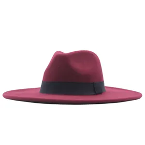 Detailaufnahme eines burgunderroten Wollfilz-Fedora-Hutes mit schwarzem Band, 10cm breite Krempe.