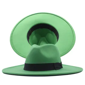 Grüner Woll-Fedora-Hut Detail zeigt breite Krempe und schwarzes Band für Herbst und Winter.
