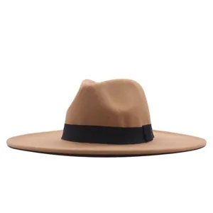 Nahaufnahme des eleganten breiten Filz-Fedora-Hutes in Kamelbraun mit schwarzem Band.