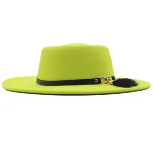 Nahaufnahme der hellgrünen Damen Wollfilz Schlapphut Fedora mit schwarzem Band und Quaste.