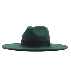 Detailansicht des dunkelgrünen Woll-Fedora-Hutes mit breiter Krempe und schwarzem Band.