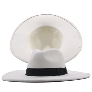 Detailansicht des weißen Wollfilz-Fedora-Hutes mit schwarzem Band für den Herbst.