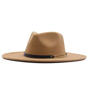 Detailansicht des klassischen kamelbraunen Fedora-Hutes mit schwarzem Gürtel und goldener Kette.