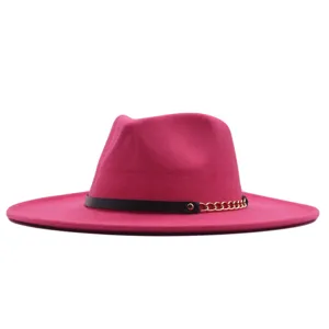Rosa Schlapphut Fedora Detail, eleganter Wollfilzhut mit schwarzem Riemen und Goldkette.