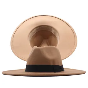 Detailansicht eines eleganten khakifarbenen Woll-Fedora-Hutes mit schwarzem Band.