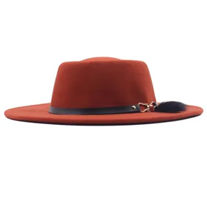 Detailansicht des breitkrempigen Filzhuts mit schwarzem Lederband und elegantem schwarzem Bommel.
