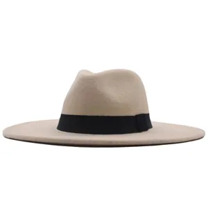 Klassischer Filzhut mit breiter Krempe in Beige, schwarzes Band, Herbst Detailansicht.