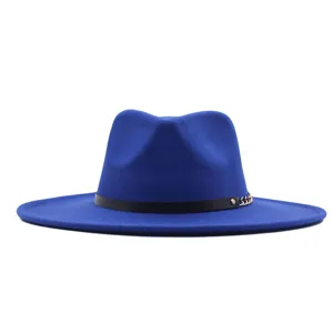 Detailansicht des blauen Wollfilz-Fedora-Hutes mit breiter Krempe und goldenem Kettendetail.