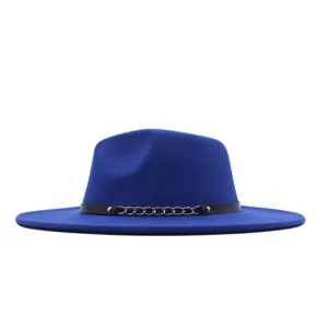 Nahaufnahme Detail des blauen Wollfedora Hutes mit schwarzem Lederriemen und Kette.