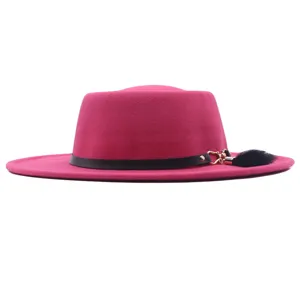 Damen rosa Filz Fedora Hut mit breiter Krempe, schwarzem Lederriemen und Feder.