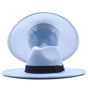Hellblaue Wollfilz Fedora Hut mit breiter Krempe und schwarzem Band für elegante Mode.