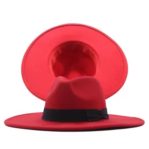Roter Wollfilz Fedora Hut mit breiter Krempe und schwarzem Band für Damen Winter Mode.