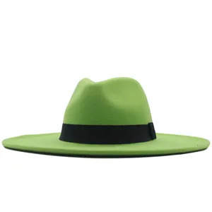 Nahaufnahme Detailansicht des gruenen Filzhutes mit schwarzem Band und breiter Krempe.