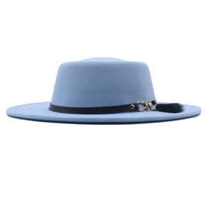 Hellblaue Woll-Fedora Mütze mit schwarzem Lederband und Quasten Detail für Damen Herbst.