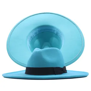 Hellblaue Woll-Fedora mit breiter Krempe und schwarzem Band fuer herbstliche Damenmode.