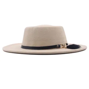 Beige Schlapphut mit schwarzem Lederband und eleganter Quaste für Damen im Winter.