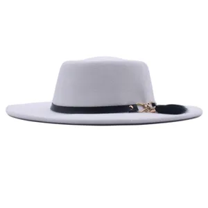 Eleganter weißer Wollfilzhut mit breiter Krempe, schwarzem Lederriemen und Quasten Detailansicht