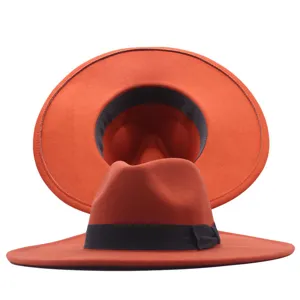Detailansicht des orangefarbenen, breitem Woll-Fedora-Hutes mit schwarzem Band, elegant.