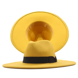 Gelber Wollfilz Fedora Hut mit schwarzem Band, 10cm breite Krempe, Herbst Winter Modedesign.