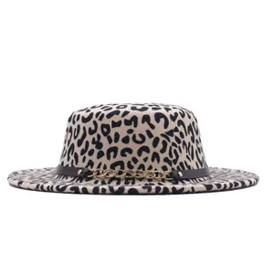 Panamahoed met luipaardprint, zwarte band en gouden ketting voor herfst en winter.