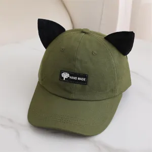 Detalle de cerca de la gorra de béisbol verde con bonitas orejas de gato negras.