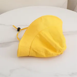 Details der süßen gelben Baby-Fischerhut mit verstellbarem Kinnriemen für Sonnenschutz.