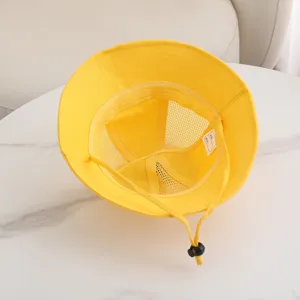 Kinder gelber Fischerhut Innendetail mit winddichtem Seil und atmungsaktivem Mesh-Design.