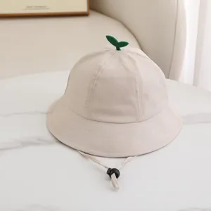 Süßer Kinder Anglerhut in Beige mit grünem Spross, verstellbarer Kinnriemen, Sonnenschutz.