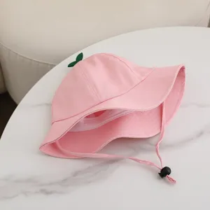 Rosa Kinder Fischerhut Detailansicht mit grünem Blatt Top und verstellbarem Kinnriemen Design.