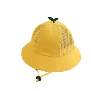 Süßer gelber Baby-Wendehut mit Mesh-Einsätzen und Sprossen-Dekor für Kleinkinder im Frühling.