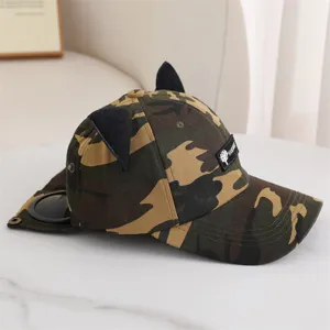 Vista detallada de gorra de béisbol de camuflaje con orejas de gato y gafas de sol.