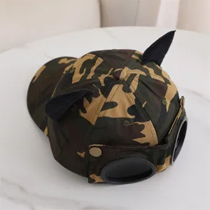 Gorra de béisbol de camuflaje con orejas de gato bonitas y detalles de gafas de sol de aviador.