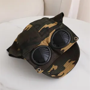 Gorra de béisbol de camuflaje con lentes integradas y lindas orejas de gato, detalle de moda.