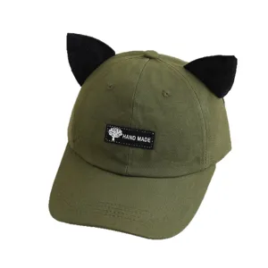 Gorra de béisbol verde con adorables orejas de gato negras y etiqueta tejida casual