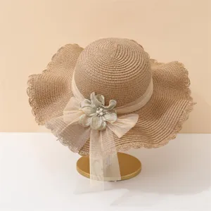 Detailansicht des sommerlichen Damen Strohhutes mit eleganter Netzblume und langem Band.