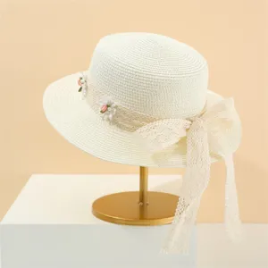 Weißer Strohhut mit floralem Spitzenband, eleganter Sonnenschutzhut für Damen Sommer.