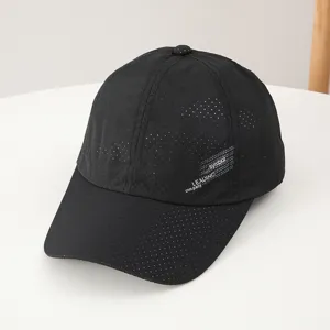 Schwarze atmungsaktive Mesh-Baseballkappe Detailansicht, schnelltrocknender Sonnenhut Nahaufnahme.