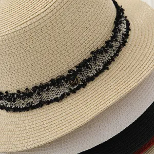Chapeau de paille plat d'été avec ruban noir et logo M en métal pour femme plage soleil