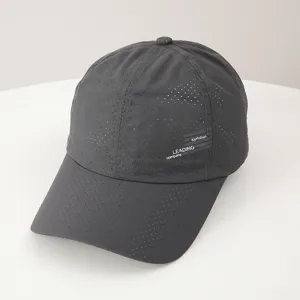 Detailansicht der schnelltrocknenden, atmungsaktiven Baseballkappe für den Sommer.