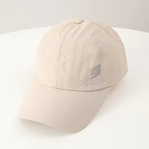 Detailansicht der beigen, schnelltrocknenden, atmungsaktiven Mesh-Baseballcap für den Sommer.